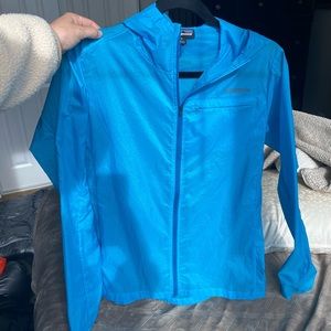NEW Patagonia wind breaker extremely light weight (M)